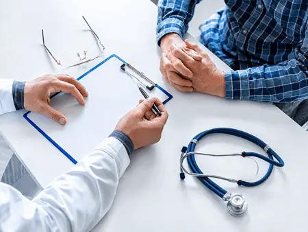 Medico especialista brinda orientacion sobre vasectomia durante consulta personalizada con paciente en Queretaro