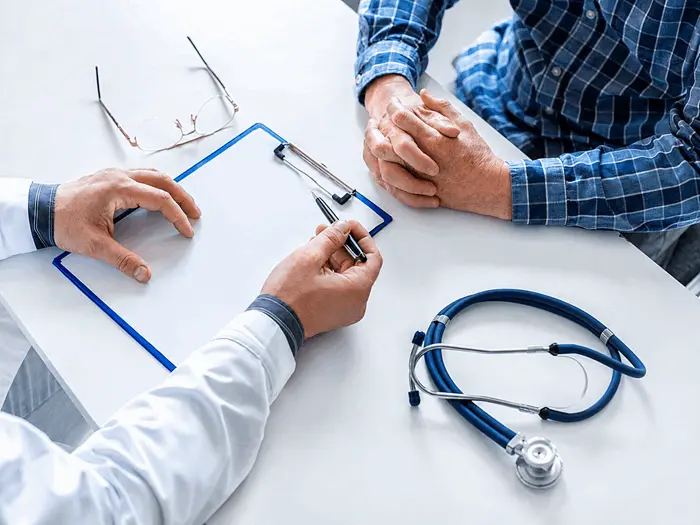 Medico especialista brinda orientacion sobre vasectomia durante consulta personalizada con paciente en Queretaro