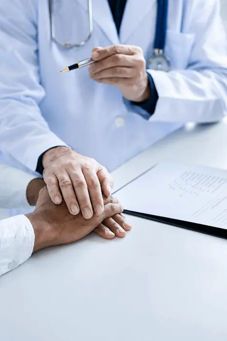 Especialista brinda orientacion y apoyo durante consulta relacionada con vasectomia y salud reproductiva masculina